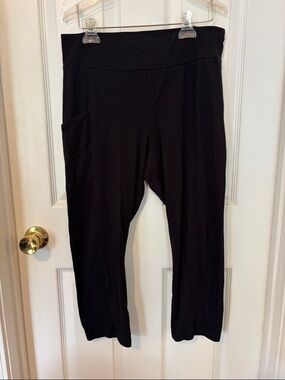 Black Women's High-Waist Knit Capri Length Leggings with Side Pocket size 1X